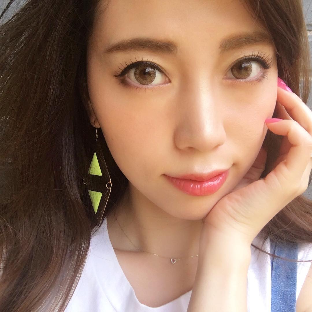 佐藤優里亜 YouTubeアップしました ・ 今回は少しアイテムを足して、いつもより少し派手顔にハーフ顔の作り方 ・ 夏のイベントなんかは