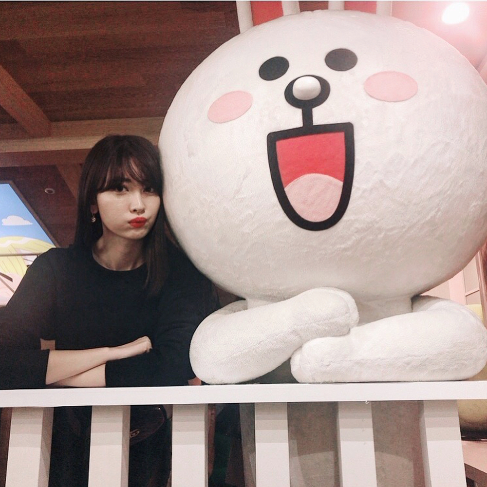 小嶋陽菜 Line Liveで韓国に来ましたコニーとブラウンかわいい Moe Zine