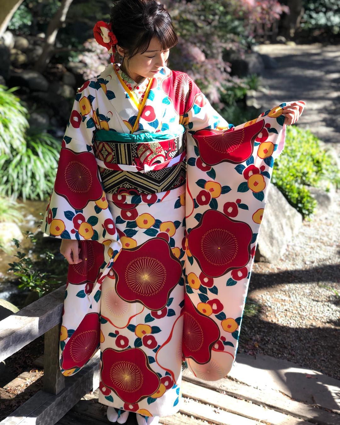@田中萌: * 先日着た着物です。 大きい牡丹の柄が素敵 . 着物は 京都丸紅株式会社のものです！ まだお庭の紅葉も綺麗でした ...