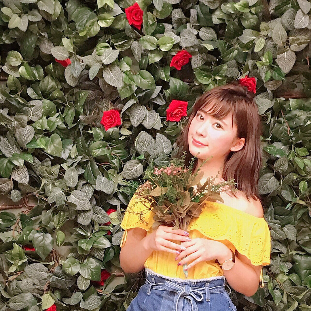 伊藤奈月 韓国のホンデにある お花カフェ 24 7 트웬티포세븐플러스 の 薔薇の壁 韓国人の女の子たちも 写真撮ってた 韓国 韓国旅行 Moe Zine