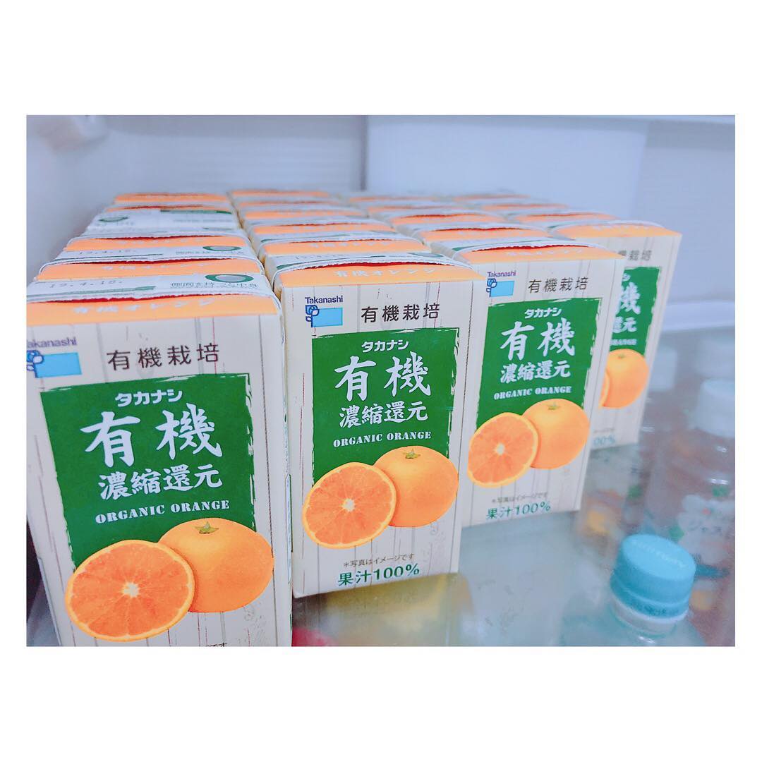 佐野ひなこ すきなもの いつもこのジュース2箱買いしてる 常温でも美味しい 笑 オレンジジュース Moe Zine