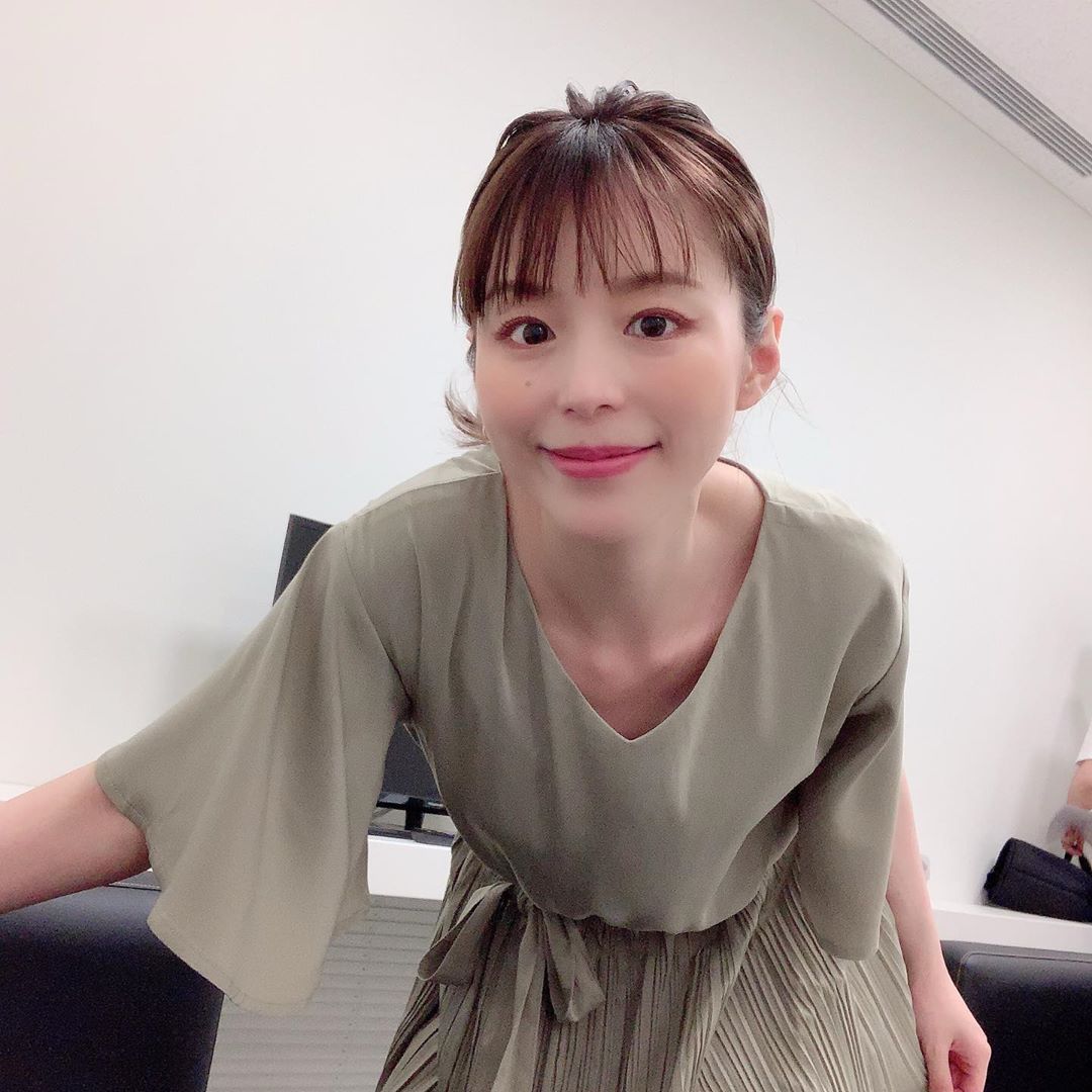 平野綾 髪まとめてからこっちの方が服と合うかなと思って 髪型2ver で撮ってみました ざっくりひとつ結びとハーフアップ どっちが好きですか ワン Moe Zine