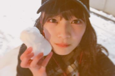 雪が溶けちゃう前に投稿！笑 プチ雪だるま
.
でも、顔も手もないし、丸を2つくっつけたけど、だるまさんみたいになっちゃった。
.
#雪だるま #雪だるま作ろう ...