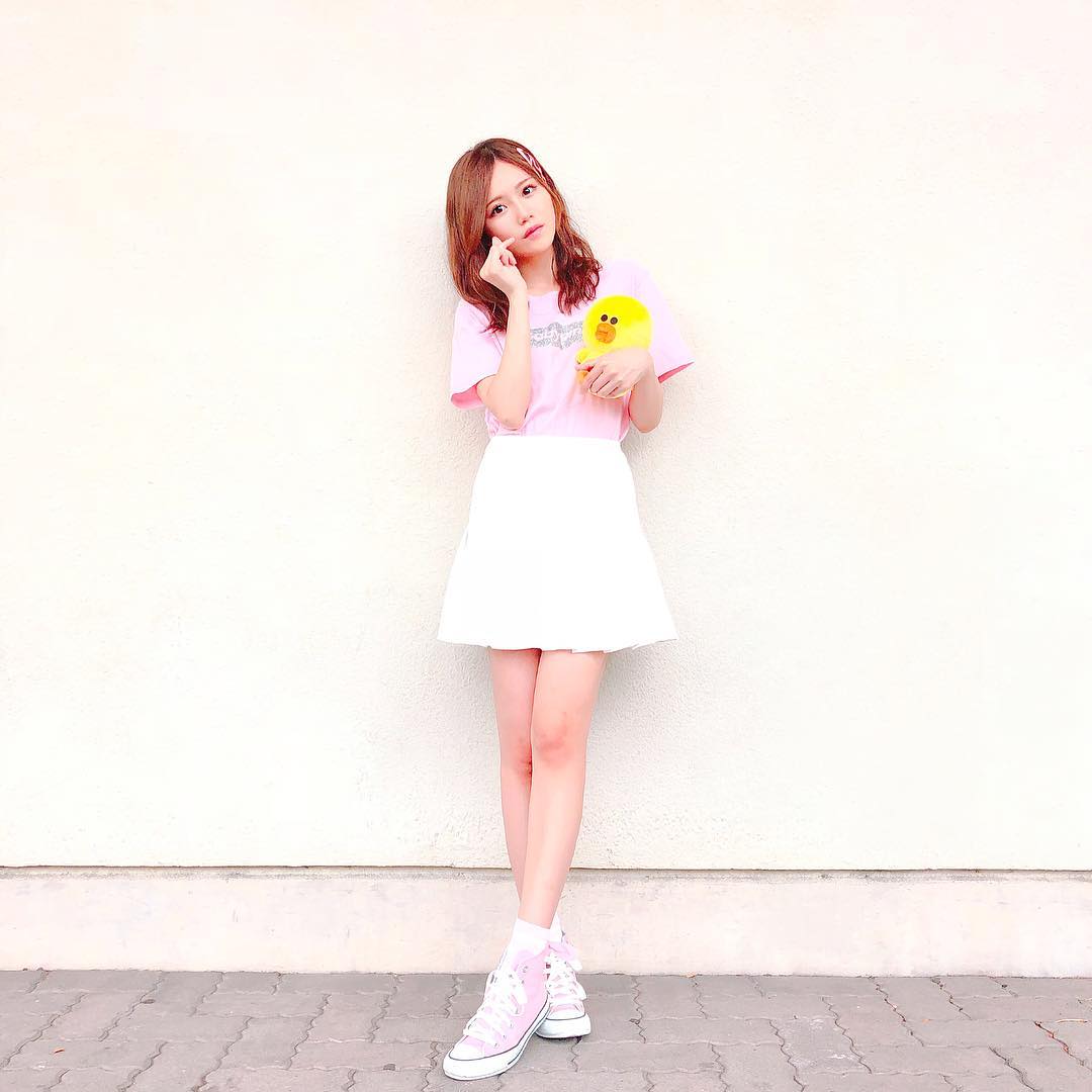 込山榛香 韓国ファッション 意識 Tshirt Babypink Skirt Wego Sneaker Converse Produce48 Moe Zine