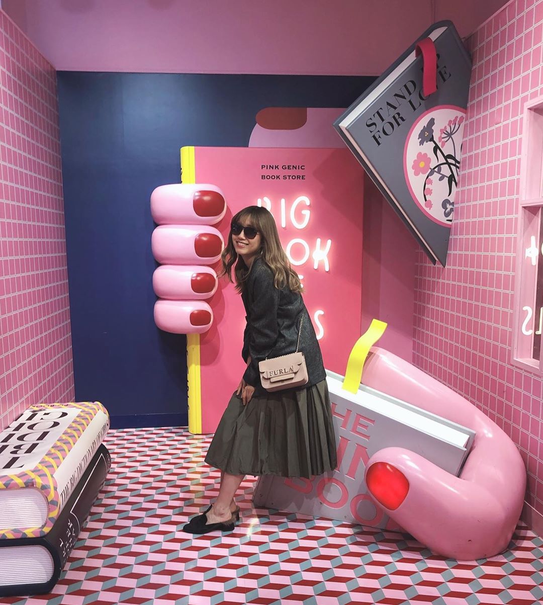 加藤玲奈 イクスピアリのプリクラのお店 どこもかしこもピンクだった インスタ映えするということで妹が撮ってくれた Morerumignon 室内だけどサングラス た Moe Zine