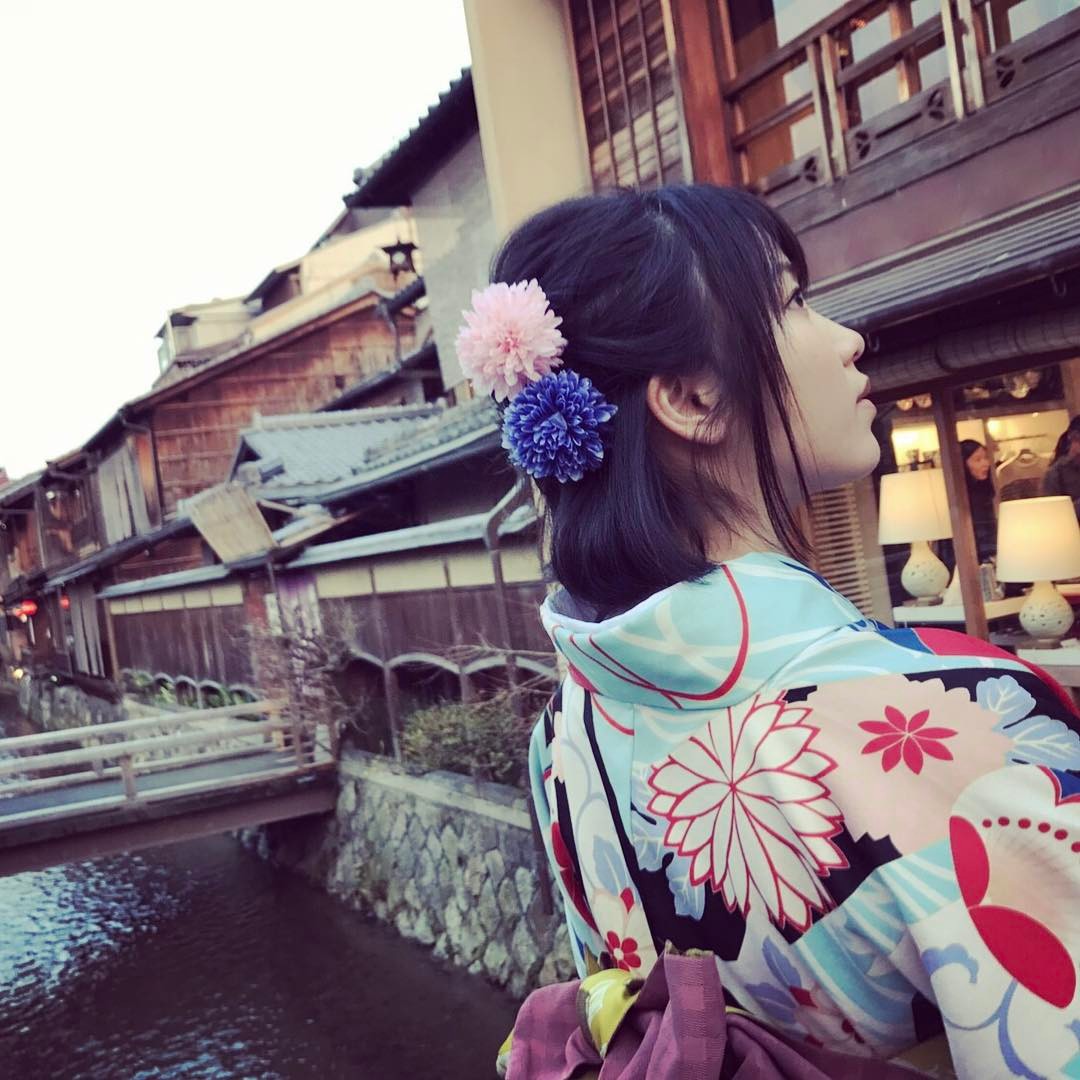 横山由依 先日の京都旅行での着物 大好きな紫色にしようか迷いましたが柄が大きめで素敵だった水色の着物をお借りしました Kyoto 京都 着物 京乃都 Moe Zine