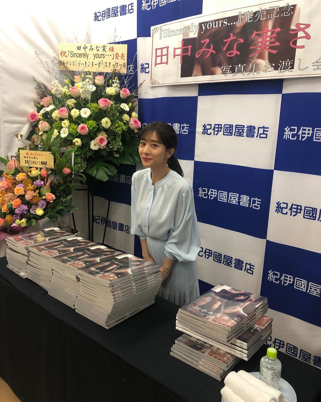 田中みな実 きょうは初めての写真集のお渡し会でした 4000人もの方々にお会いして 直接 Sincerely Yours を手渡しすることができて とっても感慨深 Moe Zine