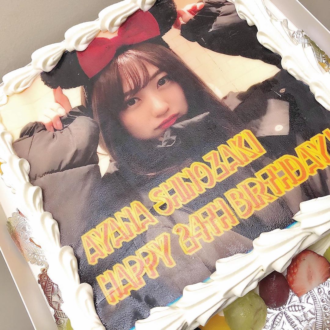 篠崎彩奈 Shimizu Ayano が とても可愛い誕生日ケーキをくれました プレゼントでアルバムも作ってくれたり 本当に幸せだった 誕生日の投稿しつこくてご Moe Zine