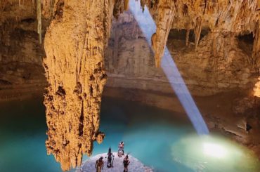 Cenote Suytum
今まで旅した中でも神秘的な場所はあったけど、異色の雰囲気を放つセノーテスイトゥン。

誰が何のためにここにこんなものを作ったんだろう...