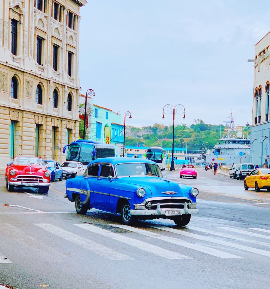 関根りさ Habanaの街はかわいい 本当に凄い数のクラシックカーが走ってて カラフルで素敵 Cubaはラム 葉巻 チョコ 蜂蜜 野球などなど有名との事でよるはモ Moe Zine