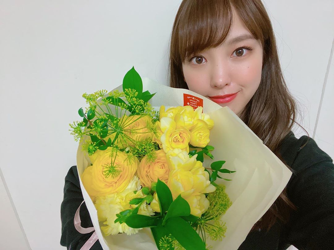 飯窪春菜 先日 お仕事が一つ終わって素敵な花束を頂きました ハニー色の花束だあ モーニング娘 現役の時のメンバーカラー とってもいい香りでした で Moe Zine