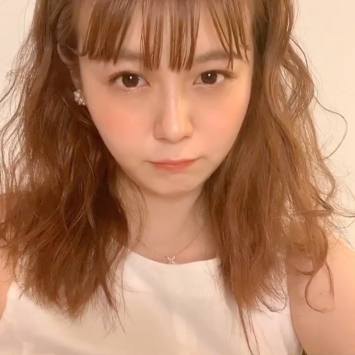 井口綾子 今日は収録でした お仕事の時よく後ろでまとめることが多いんだけど 家帰って取ると大体ボンバーしてる笑 けど髪の毛外す瞬間開放感あって大好き Moe Zine