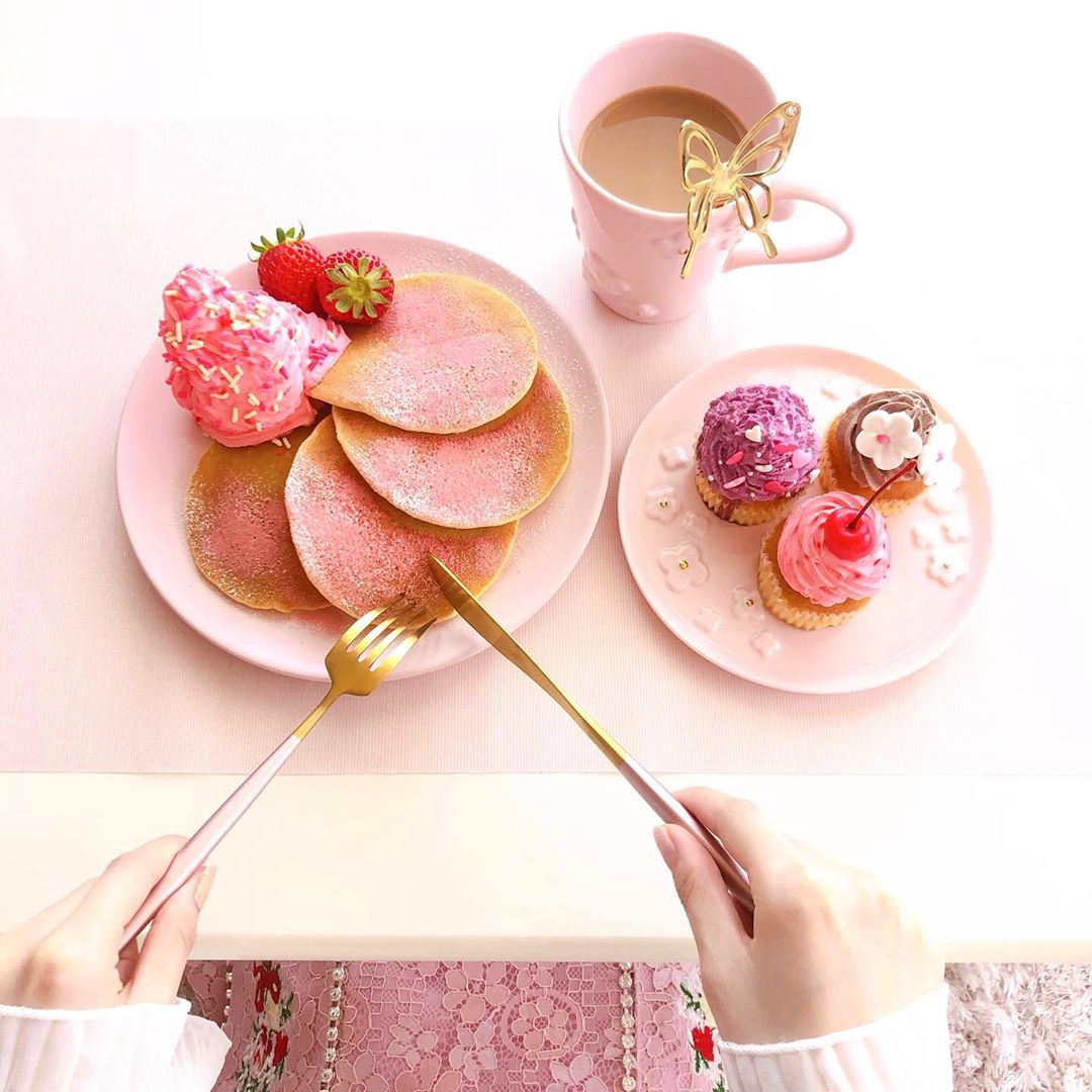 込山榛香 可愛い お家カフェ 出来た ピンクパンケーキ カップケーキ 苺 紫芋 チョコ ミルクティー ピンクって一気に可愛くなるよね Moe Zine