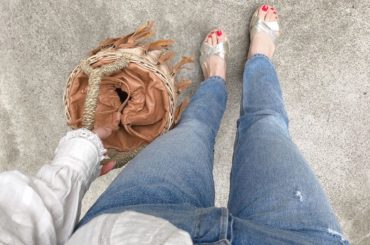 ・
shirt @isabelmarant 
denim @reformation 
sandal @jimmychoo 
bag @ludlow_offic...