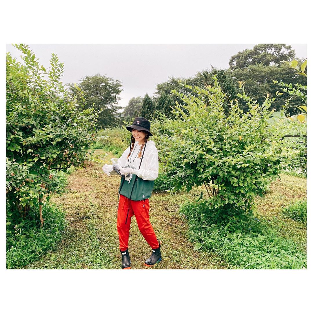 紗栄子 最近の私は毎朝6時起きで 1日の1番最初のお仕事は ブルーベリー摘み Wear Numeroventuno Fila Japan Official Moe Zine