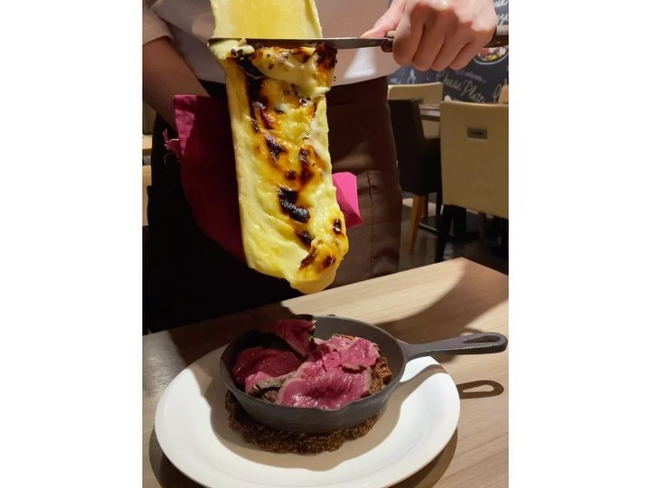 神崎紗衣 初めてのラクレットチーズ 横浜駅すぐのチーズミートチーズ Cheese Meets Meat さん ローストビーフのラクレットチーズ掛け 和牛のカルパッチ Moe Zine