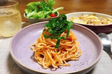 家でパスタ食べたくなって
明太子パスタ作りました
明太子とバターと茹でたパスタとオリーブオイルをボウルに入れて、
茹で汁少しずつ加えながら混ぜれば完成
大葉はこ...