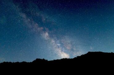 平成18年、環境省による全国星空継続観察で"星が最も輝いて見える場所"第一位に認定された長野県阿智村の山の上から見た満天の星空

流れ星がピュンピュン飛んでまし...