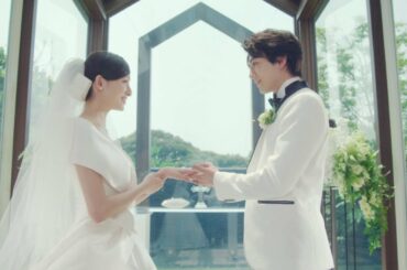 新田真剣佑、吉川愛との結婚式でタキシード姿披露　『マイナビウエディング』新CM「ふたりの反省会」篇