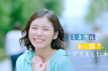 松岡茉優、「可愛い」と評判のCM第2弾　『アクエリアス ウォーター』新TVCM「飲んだ松岡、飲んでない松岡」篇