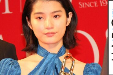 蒔田彩珠、鮮やかブルーのドレス姿で魅了　「朝が来る」で毎日映コン女優助演賞受賞