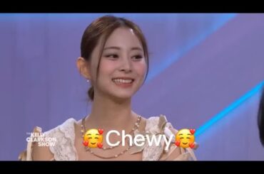 TWICE Tzuyu cutely teaching Kelly Clarkson how to say her name