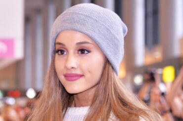 ARIANA GRANDE Welcomed by Japanese Fans At Airport! アリアナ・グランデが来日！空港でファンサービス♪