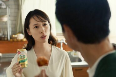 戸田恵梨香、ひょっこり現れ沢村一樹の気持ちをズバリ代弁／サントリービールCM「冷蔵庫前の葛藤」篇、「お惣菜売り場の葛藤」篇