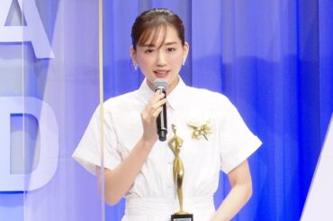 綾瀬はるか、コロナ感染から復帰後初公の場 『天国と地獄』主演女優賞を受賞　高橋一生との入れ替わりは「難しい役どころでした」 『東京ドラマアウォード2021』授賞式