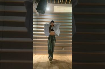 Yeji dancing to 'love me like this' during live