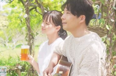 星野源、楽曲「不思議」弾き語りアレンジ披露　多部未華子は歌声ににっこり　「淡麗グリーンラベル」新CM「GREEN JUKEBOX 居篇」