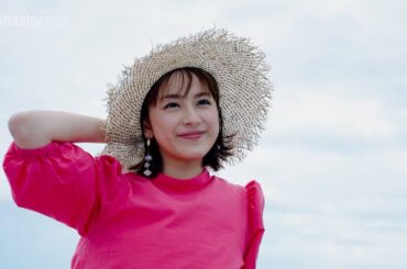 平祐奈が美しい海とアートな街・岡山県玉野市を女子旅！瀬戸内海ヨットクルーズや魯肉飯を堪能！「月刊 旅色」8月号