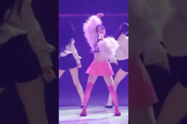 OMG! MINA TWICE TWERKING AND SMIRKS - 7 rings (Ariana Grande) #shorts #minatwice #mina7rings