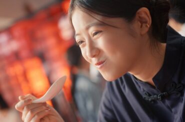 今田美桜、中華料理屋の店員に　運ぶチャーハンをつい食べてしまう!?　ニチレイフーズ「本格炒め炒飯」新CM「本格パラ凄っ。」編