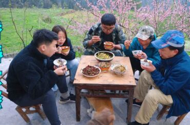 堂弟做道士旷工，来山上摘一篮子香椿，一半凉拌一半煎鸡蛋，真香