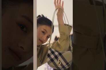 【出口夏希×田鍋梨々花】「バーバリー」のアイコンバッグを使ってスタイリングに挑戦！｜ ELLE Japan